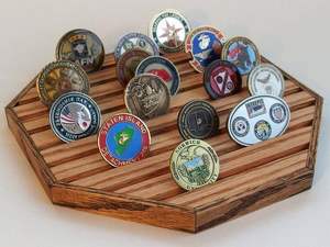 Présentoir en bois pour 4 rangées de jetons de casino et pièces de collection - Product Image 5