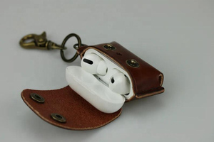 Funda personalizada de cuero auténtico para AirPod, fundas de cuero duraderas para todas las generaciones, funda para AirPods para una protección elegante - Product Image 3