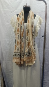 En gros, Foulard, Paréo, Sarong et Étole pour femme en coton ivoire à imprimé poisson, avec bordure géométrique noire et marron, léger, mode estivale - Product Image 4