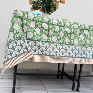 Mantel de Algodón Hecho a Mano con Diseño Floral Verde y Blanco, Estampado Tradicional Indio, Lavable, Rectangular, para Uso Doméstico - Product Image 1