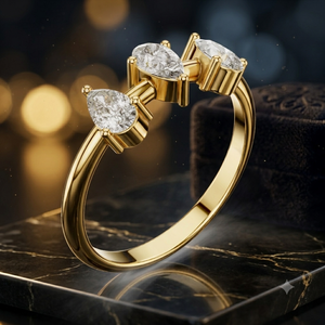 Bague de fiançailles en or jaune avec diamant taille ovale et quatre griffes, bijoux de mariée, or jaune avec diamant moissanite taille poire trois pierres - Product Image 1