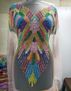 Blouse longue élégante de créateur nigérian, écologique, style Hip Hop, ornée de perles, broderie 3D, en organza, avec dentelle et empiècements, col en V sur le devant, collection Printemps - Product Image 5