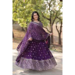 ใบไม้ปลอมสีไวน์ที่น่าตื่นตาตื่นใจกับ lehenga choli เลื่อมหนัก - Product Image 4