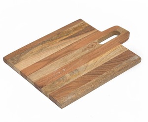 Elegante tabla de cortar de madera con borde tallado, ideal para servir pan, queso y aperitivos gourmet de forma elegante. - Product Image 2
