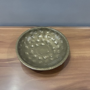 Bandeja Redonda Pequeña de Aluminio Decorativa Moderna con Acabado Dorado - Product Image 1