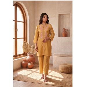 Ensemble coordonné en modal Chanderi de haute qualité pour femmes, tenue de créateur pour fêtes et festivals, disponible à la vente - Product Image 1