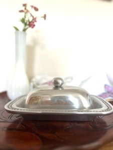 Mantequillera vintage de metal plateado con borde de cuentas - Product Image 4