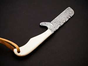 Cuchillo de caza hecho a mano con hoja dentada de acero de Damasco, mango de marfil y funda de cuero. - Product Image 5