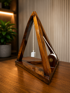 Niveau triangulaire traditionnel de maçon avec ligne de plomb et plomb de plombée - Product Image 4