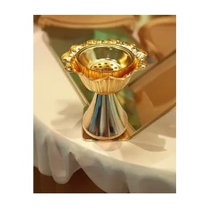 เตาเผากำยานรูปดอกบัวหรูหรา ทำจากโลหะสีทอง พร้อมฐานสีเงิน - Product Image 1