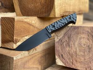 Cuchillo de Camping Personalizado Iron Crown Forge con Hoja de Acero con Alto Contenido de Carbono con Recubrimiento en Polvo Negro y Mango de Micarta No Ajustable - Product Image 2