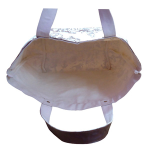 Bolsa de Lona a Rayas Exclusiva con Ribete de Cuero Genuino y Asa de Algodón, Estampado Monocromático, Reutilizable para Regalos - Product Image 4