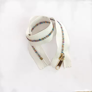 Vente en gros de 5 couleurs vives et bon marché #   Rouleau de fermetures éclair pour vêtements # 5 Fermetures éclair métalliques à dents en laiton, ruban de fermeture éclair personnalisé - Product Image 4