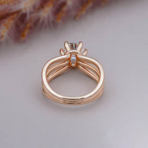 แหวนหมั้นเพชรทรงกลมสามเม็ดแบบราชวงศ์ ผลิตด้วยเทคนิค Lab Grown ในตัวเรือนโรสโกลด์ ดีไซน์โมเดิร์นแบบ Solitaire สำหรับเจ้าสาว เครื่องประดับเพชร - Product Image 3