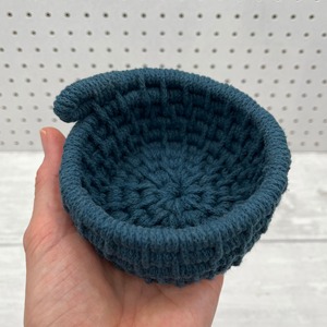 Ensemble de 3 paniers en macramé bleus, petite taille, organisateur pour bijoux, médicaments, rangement, panier décoratif élégant en corde de coton, provenant d'Inde - Product Image 2