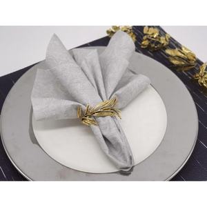 Anneaux de serviette plaqué or avec motif de cerf massif martelé Anneau de serviette rond plaqué or - Product Image 4