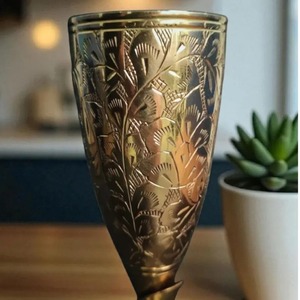 Gobelet à vin en laiton gravé de style médiéval, cadeau original pour un anniversaire de mariage, avec une élégance gravée - Product Image 2