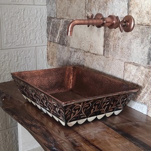 Découvrez la beauté d'un évier en cuivre artisanal qui allie la maîtrise classique à la fonctionnalité moderne - Product Image 3