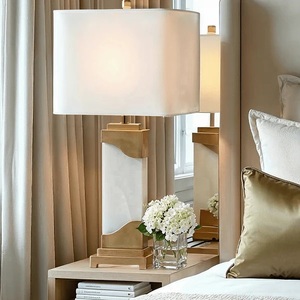 Lampe de table d'appoint en marbre de qualité supérieure, dotée d'une forme architecturale, d'une éclairage chaleureux et d'un charme décoratif haut de gamme pour la maison - Product Image 5