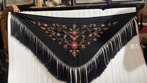 Châle triangulaire noir brodé de fleurs pour femme avec motif de vigne rouge et or, longue frange à pampilles, écharpe d'épaule pour mariage et soirée - Product Image 2