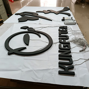 Signalétique lumineuse extérieure en acrylique et acier inoxydable à double éclairage avec lumières LED blanc chaud doux 2700K - Product Image 3