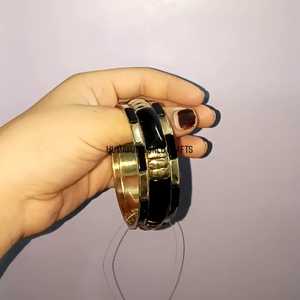 Elegantes brazaletes de resina negra hechos a mano con detalles metálicos en tono dorado, perfectos para uso casual, festivo y de fiesta. - Product Image 3