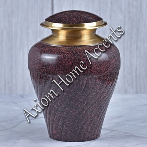 Urne artisanale en laiton avec motifs décoratifs, parfaite pour les services funéraires et commémoratifs par Axiom Home Accents - Product Image 3