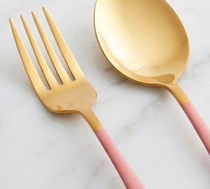 Juego de cubiertos modernos con mango rosa y acabado amarillo mate, cubiertos metálicos para un uso elegante en la comedor y en el hogar. - Product Image 2