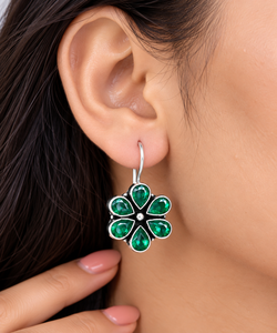 Boucles d'oreilles pendantes florales en argent oxydé |   Boucles d'oreilles pendantes multicolores en pierres précieuses |   Bijoux indiens faits à la main pour femmes, pour les fêtes | - Product Image 4