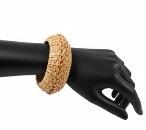 กำไลข้อมือหวายสานทำมือแบบยั่งยืน ดีไซน์กว้างพิเศษ ทำจากเส้นใยธรรมชาติ เป็นมิตรกับสิ่งแวดล้อม เรียบหรู เหมาะสำหรับงานปาร์ตี้ - Product Image 6