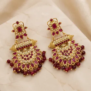 Boucles d'oreilles pendantes en laiton plaqué or et rhodium, design fleur de rubis et perle Jadau, bijoux tendance pour femme, à porter en occasion spéciale - Product Image 4