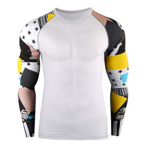 T-shirt de compression à manches longues pour homme, blanc, avec motifs étoiles et géométriques sur les manches, idéal pour l'entraînement sportif et la gym - Product Image 2