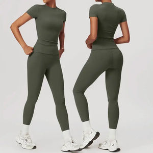 Ensemble de yoga respirant et à séchage rapide pour femme, comprenant un t-shirt de sport ajusté et un legging taille haute sculptant, idéal pour l'entraînement et la gym. - Product Image 1