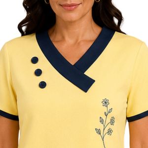 T-shirt asymétrique jaune citron pour femme, col en V, manches courtes, bordure contrastante marine, broderie florale, détails boutonnés, style décontracté, vente en gros - Product Image 5