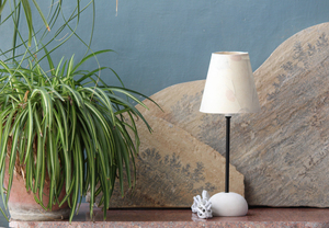 Lampe artisanale moderne en marbre crème et fer forgé avec abat-jour en forme de fleur, de qualité supérieure pour les marchés internationaux - Product Image 4
