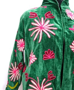 Chaqueta de Mujer con Bordado Floral en Terciopelo Verde Vibrante, Estilo Boho Chic, Abrigo de Invierno para Mujer - Product Image 4
