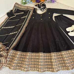 Robe Anarkali en soie Chinon VASTRA COTTAGE avec broderies riches Gotta Patti et ensemble de dupatta en dentelle riche – Collection de créateur pour tenues de soirée - Product Image 4