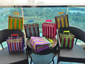 ถุงช้อปปิ้งแบบมีหูหิ้วคู่ลายทาง ผลิตจากวัสดุ PP ทอ เป็นมิตรต่อสิ่งแวดล้อม ใช้ซ้ำได้ ผลิตจากไนลอนรีไซเคิลและโพลีโพรพิลีนพลาสติกที่ยั่งยืน - Product Image 3