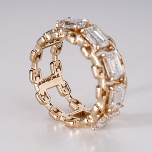 Elegante Anillo de Diamante Cultivado en Laboratorio con Corte Esmeralda en Oro de 14K, Joyería de Compromiso y Boda Unisex, Lujoso, Certificado IGI, Estilo Moderno y Minimalista - Product Image 5