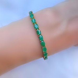 สร้อยข้อมือเงินชุบทองประดับมรกตธรรมชาติทรงรี ดีไซน์หรูหรา พร้อมอัญมณีสีเขียว ของขวัญประจำเดือนพฤษภาคมสำหรับผู้หญิง - Product Image 1