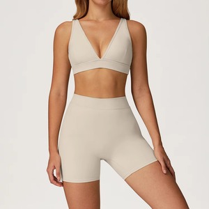 Ensembles de sport pour femmes : soutien-gorge de sport à bretelles halter et shorts de yoga côtelés sans coutures - Product Image 2
