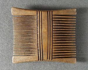 Mini peigne en bambou naturel, artisanal, en bois, pour coiffure, format poche - Product Image 3
