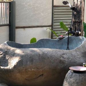 Baignoire ovale autoportante en pierre de rivière de Bali, écologique, portable, design moderne, avec jets d'air et douchette, pour villa, utilisation extérieure/intérieure - Product Image 4