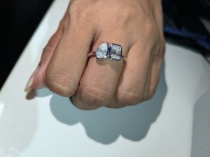 Anillo de Compromiso Toi Et Moi con Corte de Pera de 2 Quilates, con Diamantes Cultivados en Laboratorio, Oro Blanco Sólido de 14K, Engaste en Bisel, Certificado IGI - Product Image 5