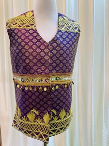 Vestido bohemio largo hasta el suelo, bordado, con mangas abullonadas y detalles de cuentas en tela estampada en morado y verde. - Product Image 4