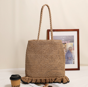 Añade un toque de fantasía a tu guardarropa con este bolso de hilo natural adornado con un precioso ribete de volantes para un look elegante. - Product Image 6