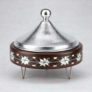 Casserole en bois de luxe avec couvercle en dôme argenté martelé, revêtement céramique antiadhésif, écologique, compatible four et lave-vaisselle - Product Image 1