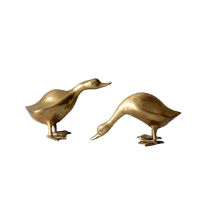 Ensemble de deux objets décoratifs en métal en forme d'oiseaux, accessoires de table pour salon, objets de table finis en or, sculpture moderne - Product Image 1