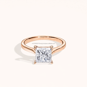 Anillo de Compromiso de Moissanita Contemporáneo en Oferta para Mujer con Inspiración Nupcial Vanguardista Disponible al Mejor Precio - Product Image 2