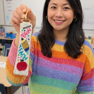 Breloques élégantes pour sacs en perles de rocaille avec motifs détaillés, breloques brodées en perles de rocaille de créateur pour sacs à main stylés - Product Image 1